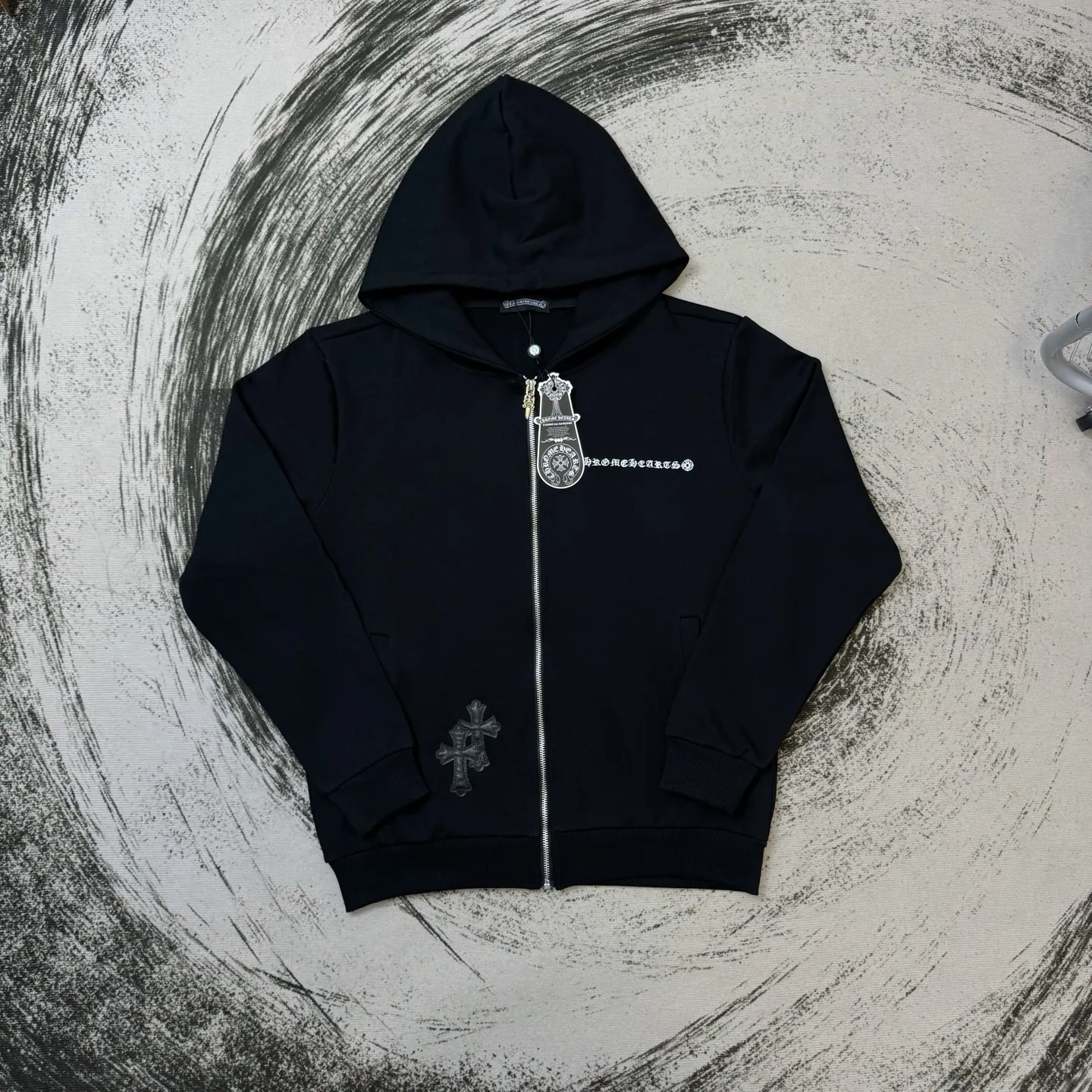 P310 Chrome Hearts Miami limited-edition horseshoe embroidered leather label hooded jacket, the same style at ChromeHearts counters. Made of 430g double-strand double yarn pure cotton terry fabric. The original custom hardware zippers are restored in place. The handle is very textured. Three-dimensional and atmospheric. Versatile and easy to wear in autumn. Simple and elegant. It adopts the os version. The upper body effect is great. Suitable for all body types. Soft and comfortable. CH Sanskrit embroidered letters on the front and large horseshoe Sanskrit leather label on the back. The small mark on the hem is the finishing touch. It is machine washable. It will not fade or deform. It has complete accessories. Original mold opening. Perfect restoration. ZP 2:1. Same style for men and women. Versatile and not picky. Size: s m l xl. Color: black